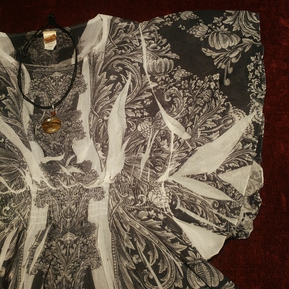 🌸R. Rouges top - Picture 2 of 4